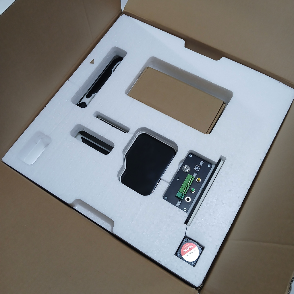 Bagian dalam kardus RNV4 setelah dibuka, styrofoam custom dengan slot komponen